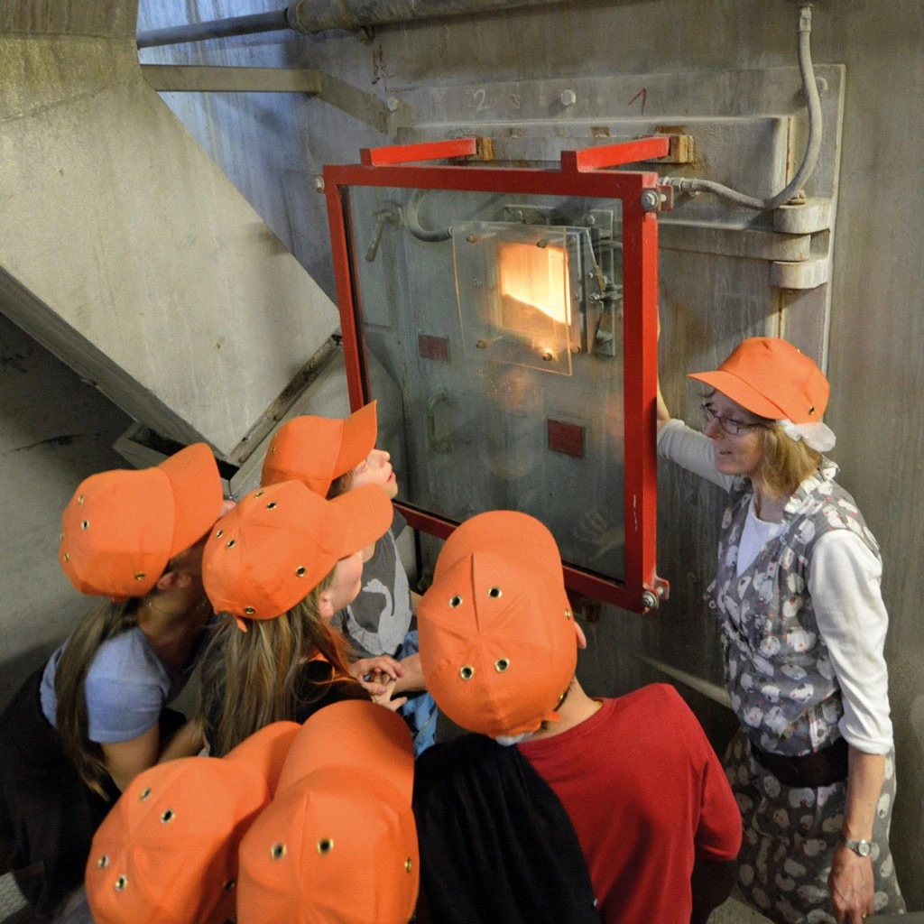 Visite scolaire d’un site de traitement des déchets pour découvrir le fonctionnement d’une installation d’incinération.