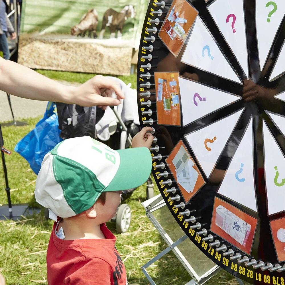 Un enfant participe à la Roue des déchets, un jeu pédagogique pour apprendre à trier correctement.