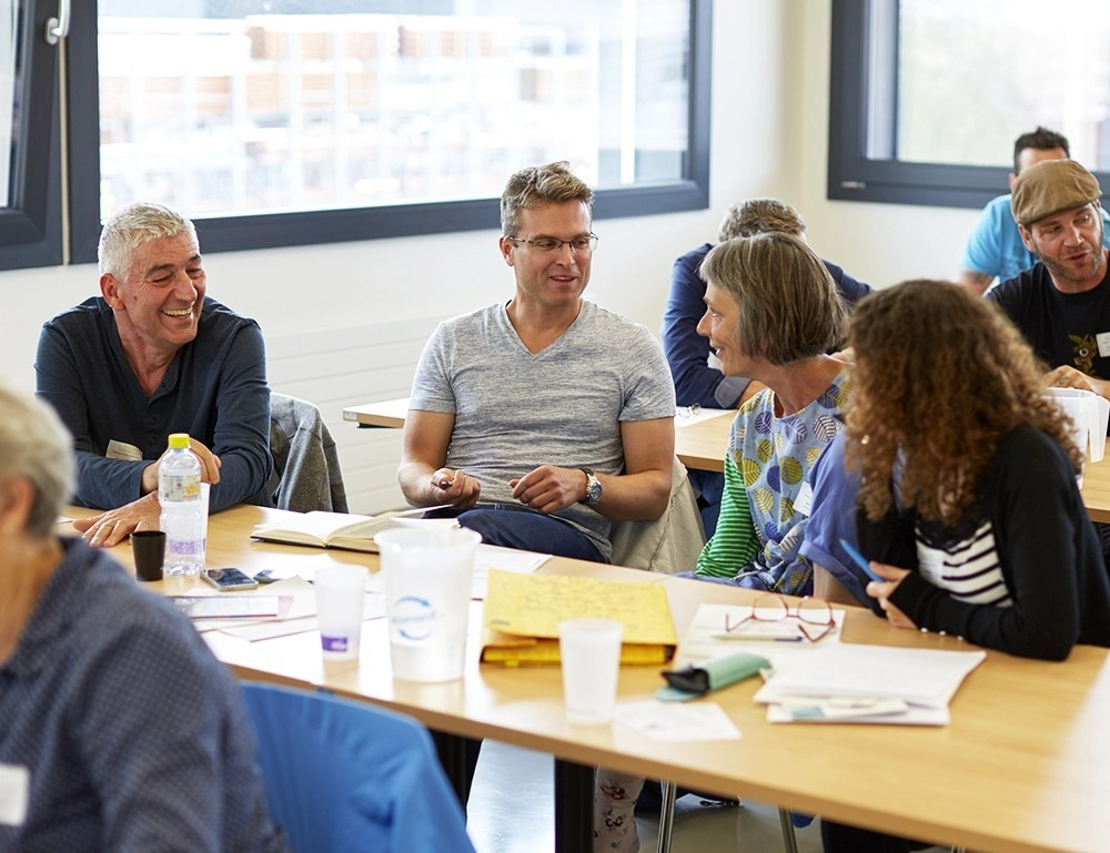 Des professionnel·le·s échangent en groupe lors d’une formation sur le littering.