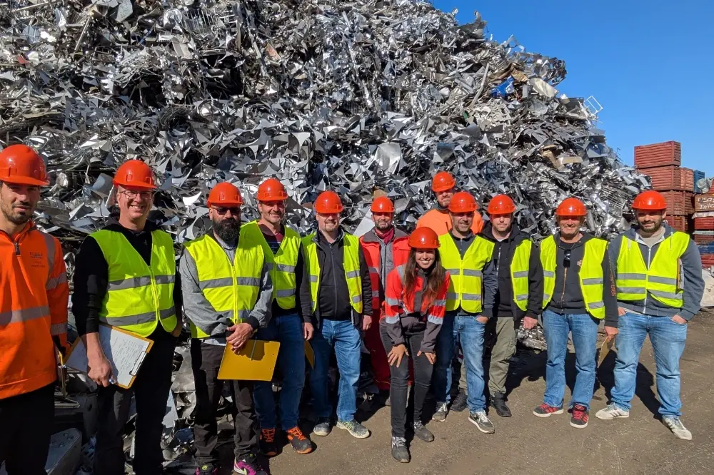 Un groupe de participants à une formation de COSEDEC visite un site de recyclage des métaux en Suisse romande