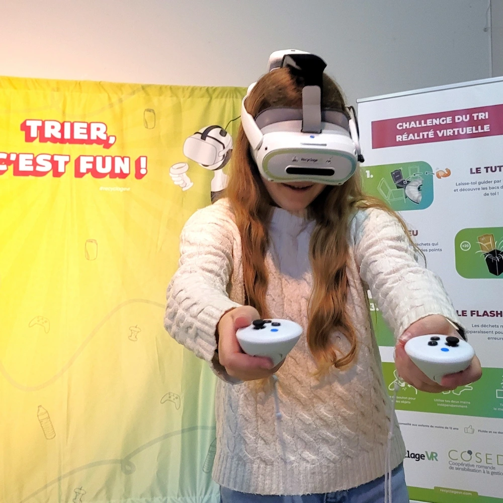 Une personne équipée d’un casque de réalité virtuelle trie des déchets dans un jeu pédagogique.