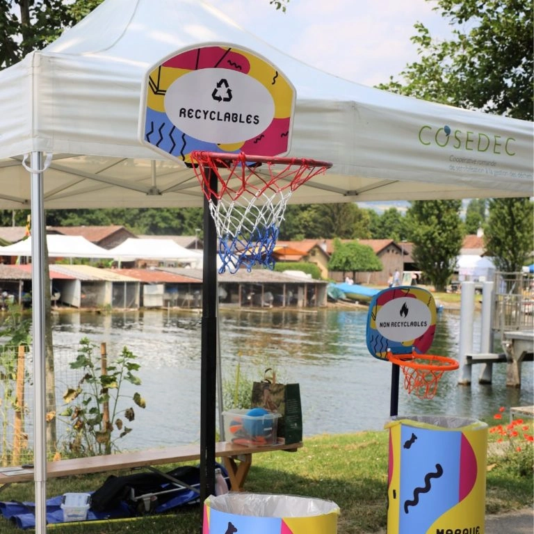 Jeu de basket avec des paniers « recyclables » et « non recyclables » pour sensibiliser au tri des déchets.