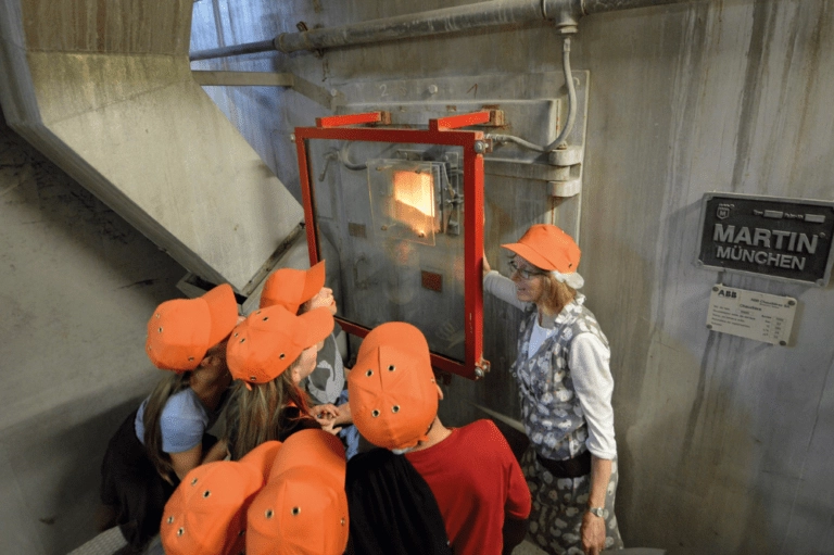 Visite scolaire d’un site de traitement des déchets pour découvrir le fonctionnement d’une installation d’incinération.