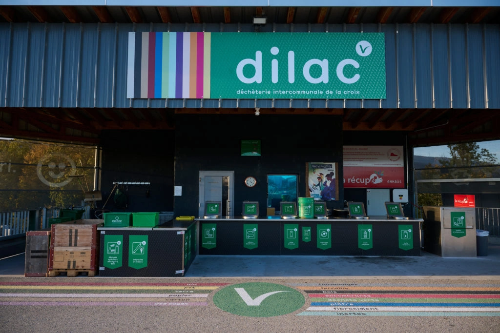 Zone de collecte de la déchèterie intercommunale de La Croix, avec plusieurs bacs et conteneurs de tri signalés.