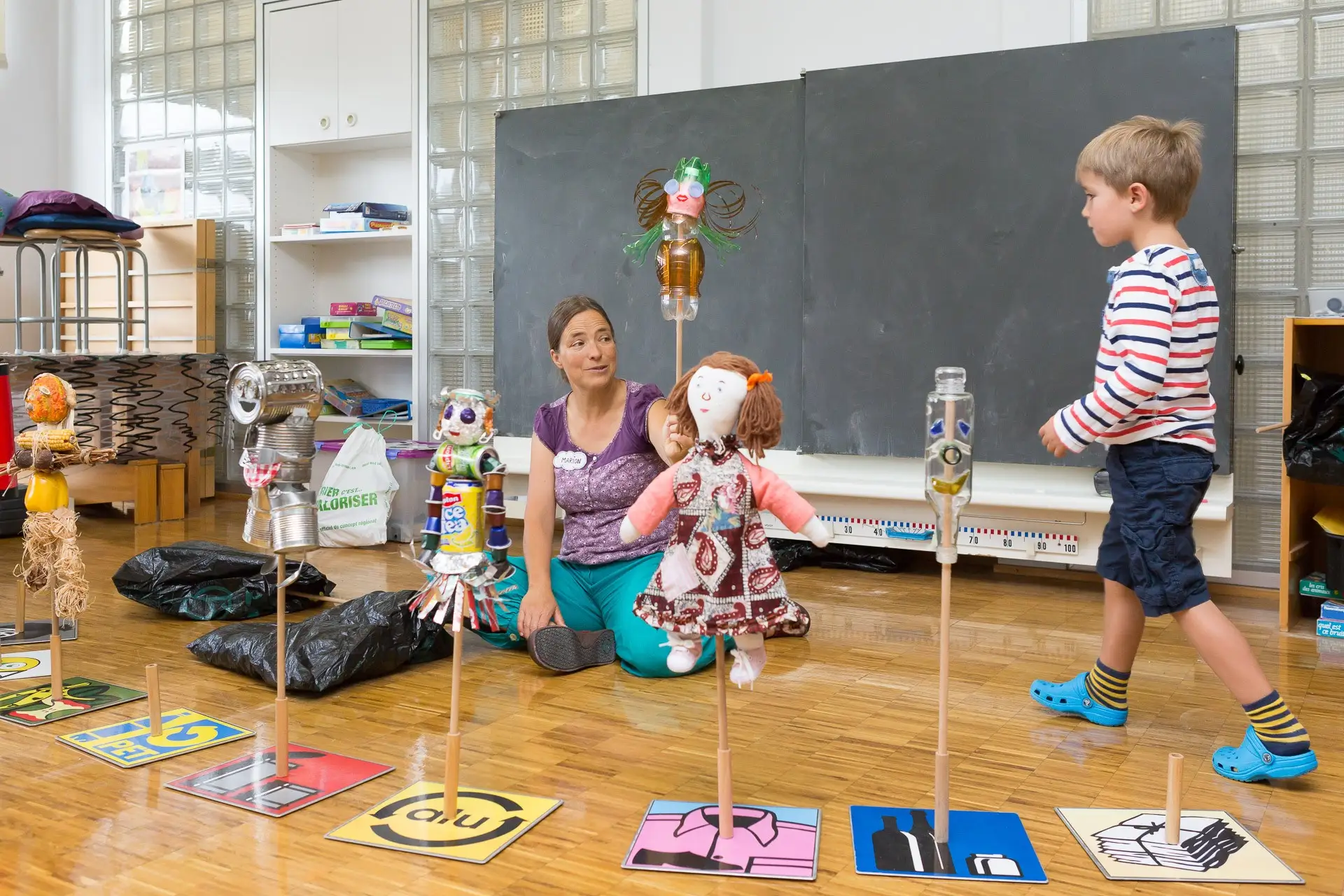 Animation scolaire avec des marionnettes représentant différents matériaux d’emballages à associer aux conteneurs de tri.