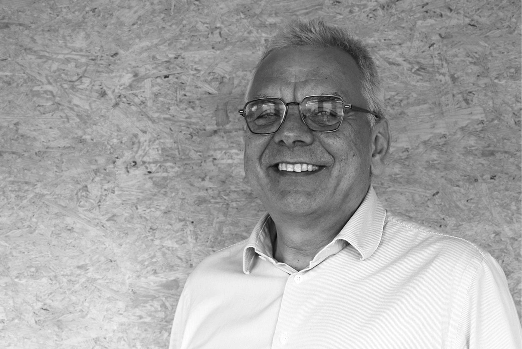 Portrait en noir et blanc de Jean Paul Schindelholz, membre du Conseil d’administration de COSEDEC.