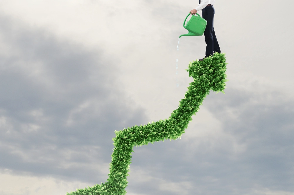 Une personne arrose une flèche verte ascendante, symbole de croissance durable.